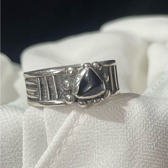 Elegant Sterling Silver Ring with Deep Amethyst Stone - Picture 5 of 5